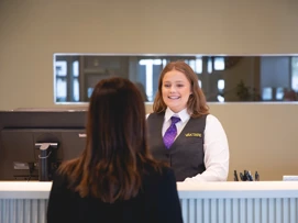 Ordningsvakt vid en bil med öppen dörr