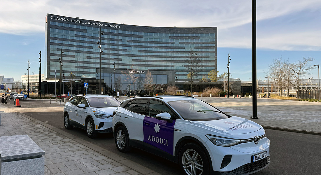Bilar från Addici och Coor utanför ett hotell på Arlanda