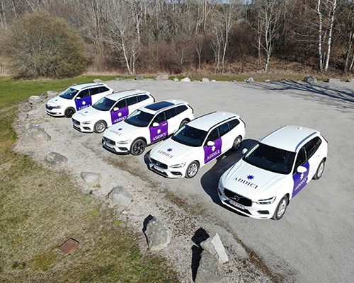 Fem bilar från Addici uppradade på parkering