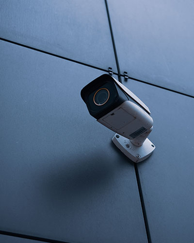 En övervakningskamera på en fastighet.