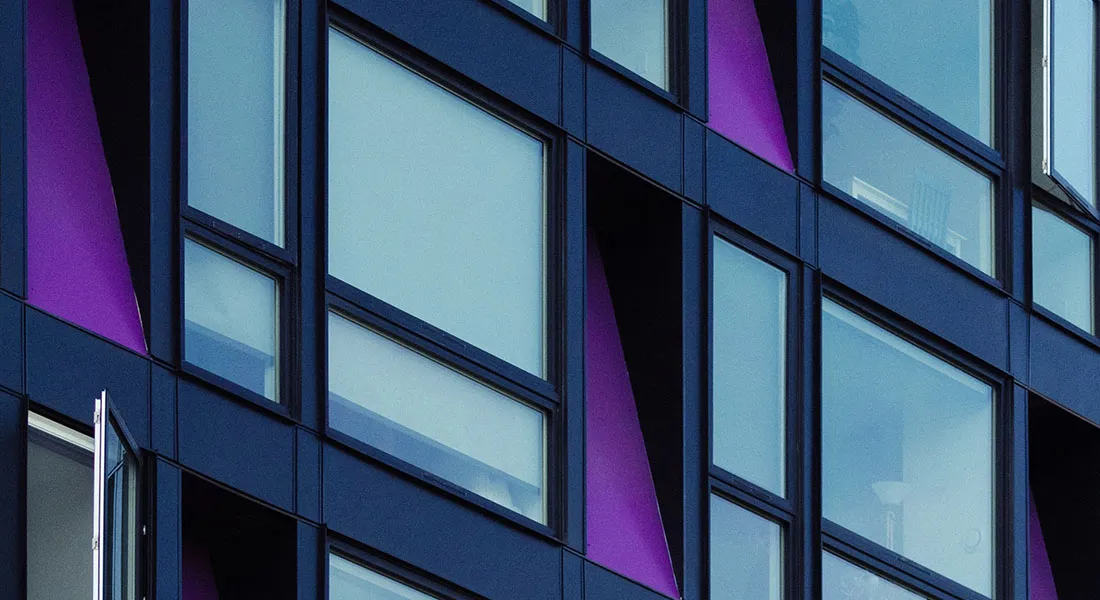 Smarta tjänster i lila byggnad med stora fönster