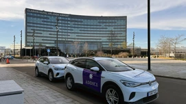 Bilar från Addici och Coor utanför ett hotell på Arlanda