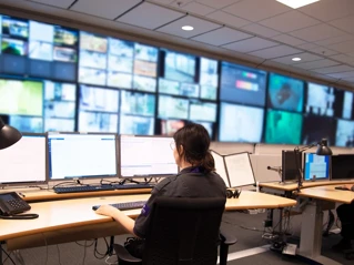 Medarbetare i larmcentral