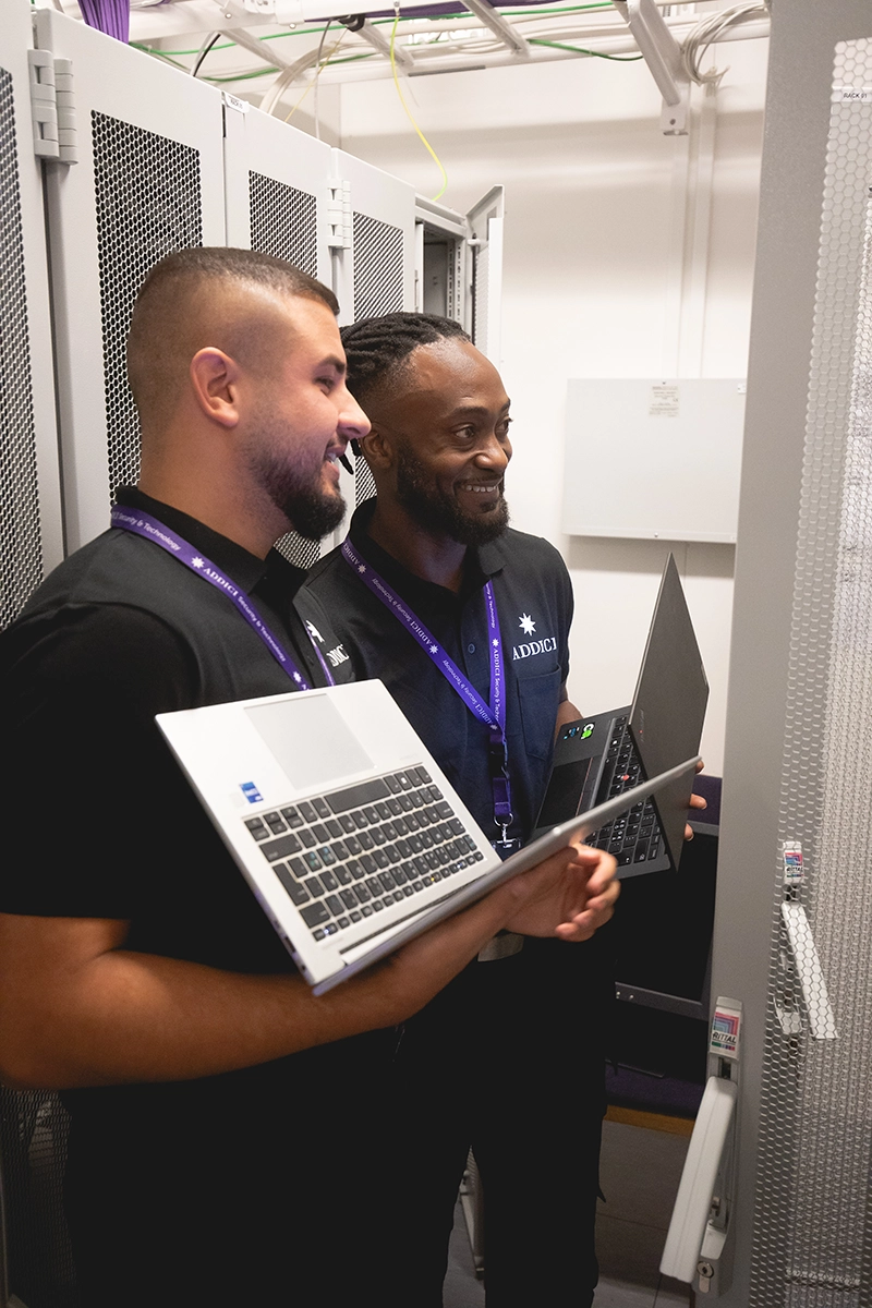 Två tekniker på Addici