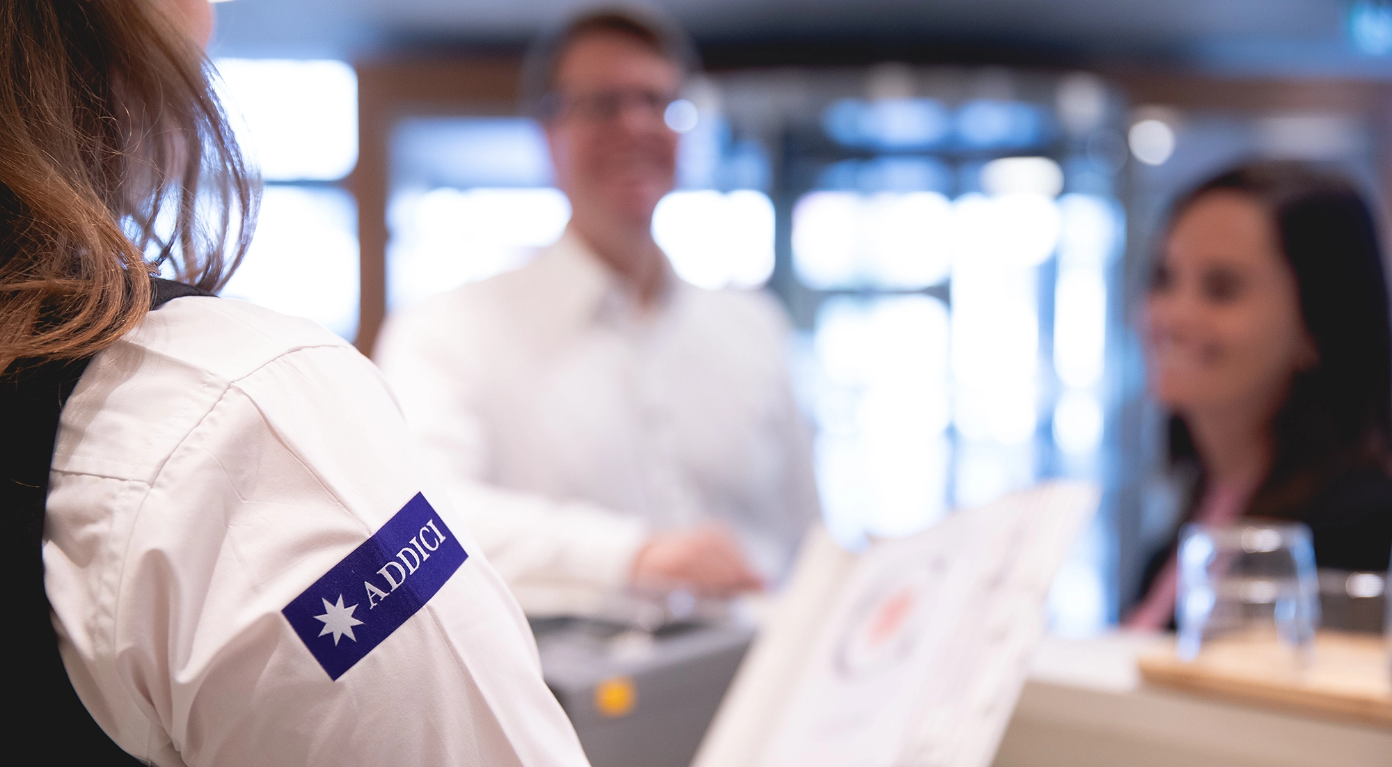 Väktarreceptionist på Addici hjälper kunder