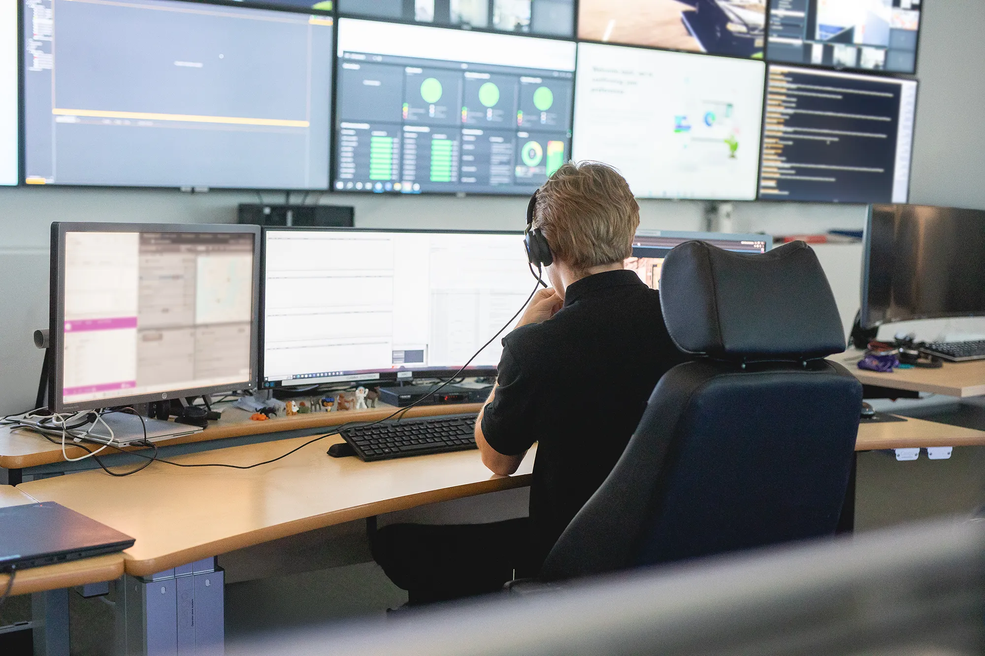 Medarbetare framför bildskärmar på Addicis säkerhetscenter