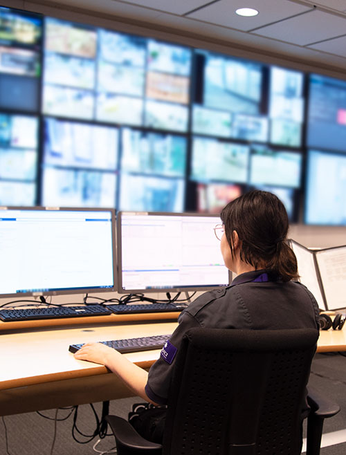 En väktare på Addicis larmcentral