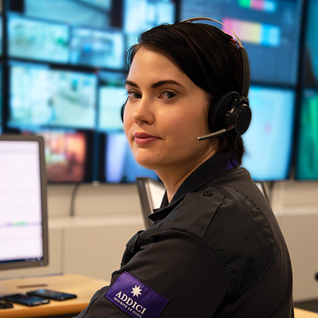 En operatör på Addicis larmcentral