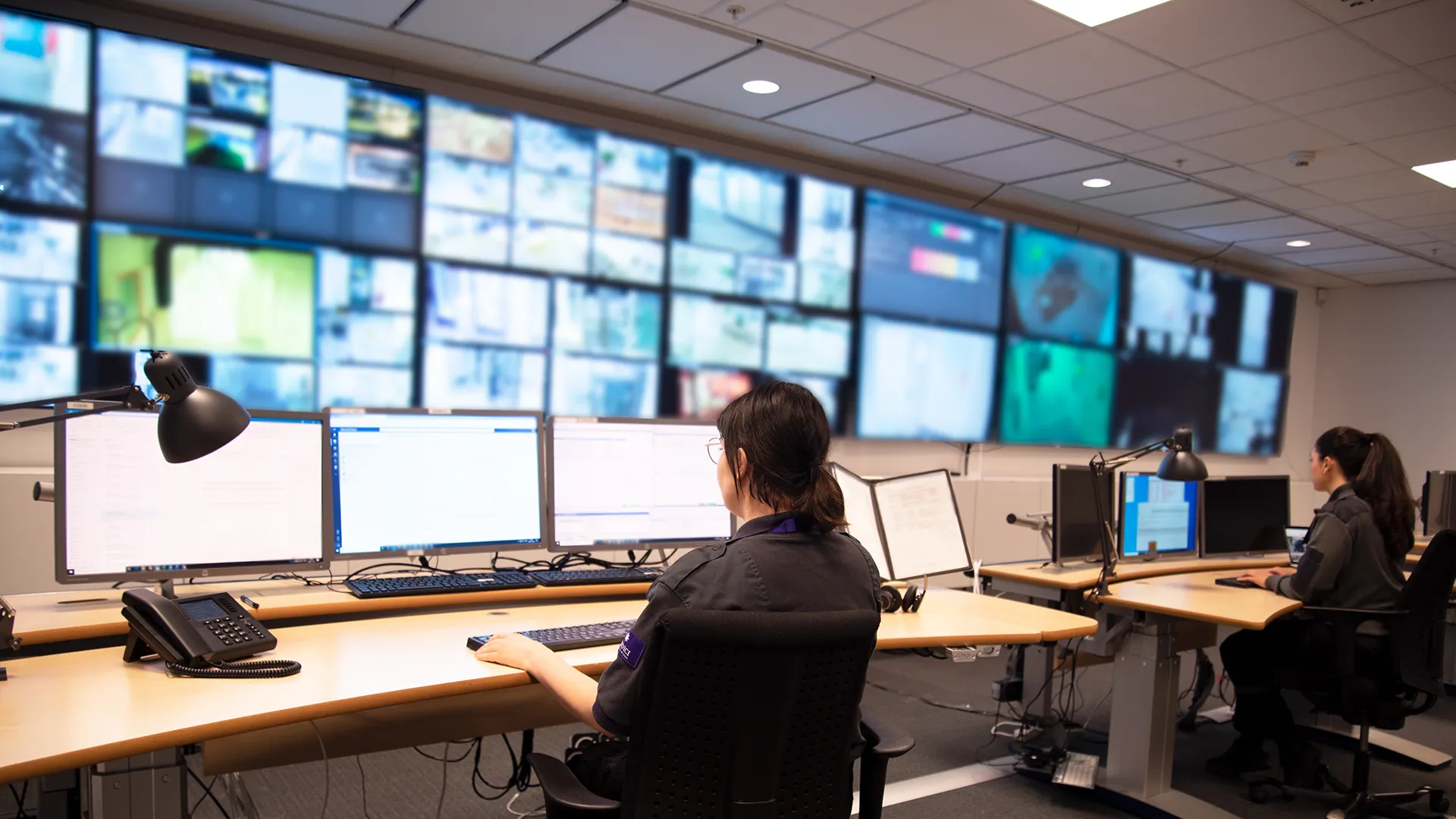 Medarbetare i larmcentral