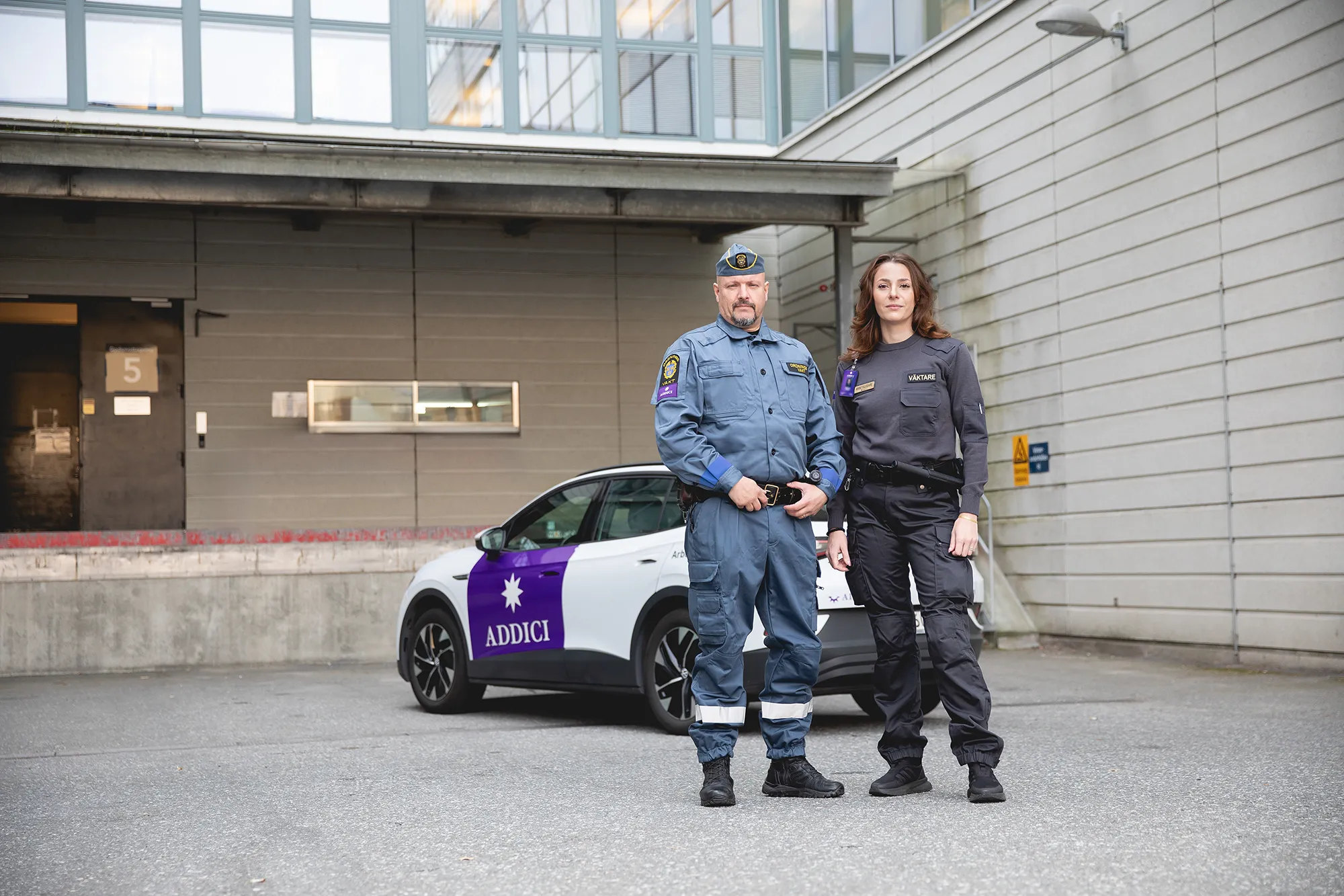 Säkerhetsvakt och väktare från Addici utanför en fastighet i Stockholm