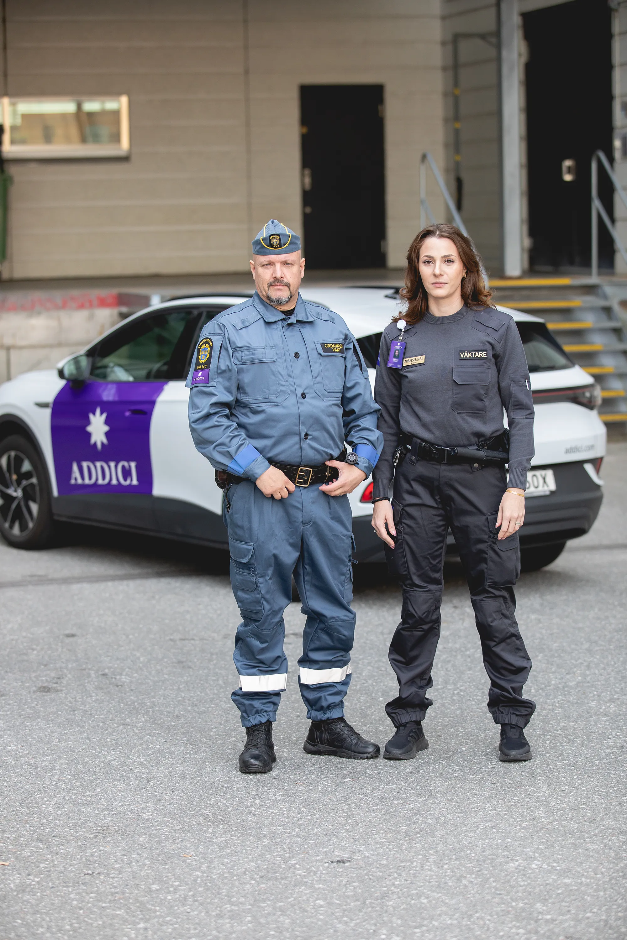 En ordningsvakt och en väktare från Addici, med en Addici-bil i bakgrunden.