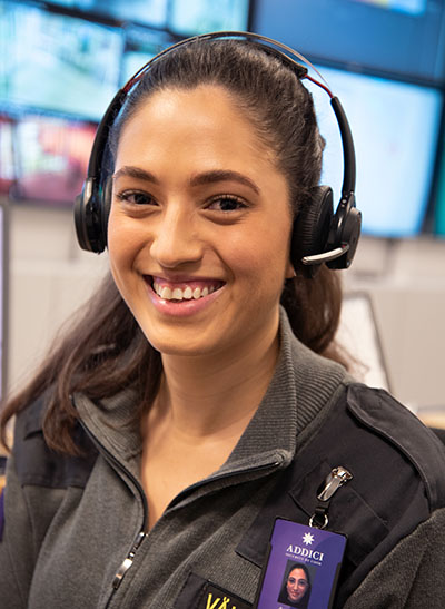 En uniformerad operatör på Addicis säkerhetscenter