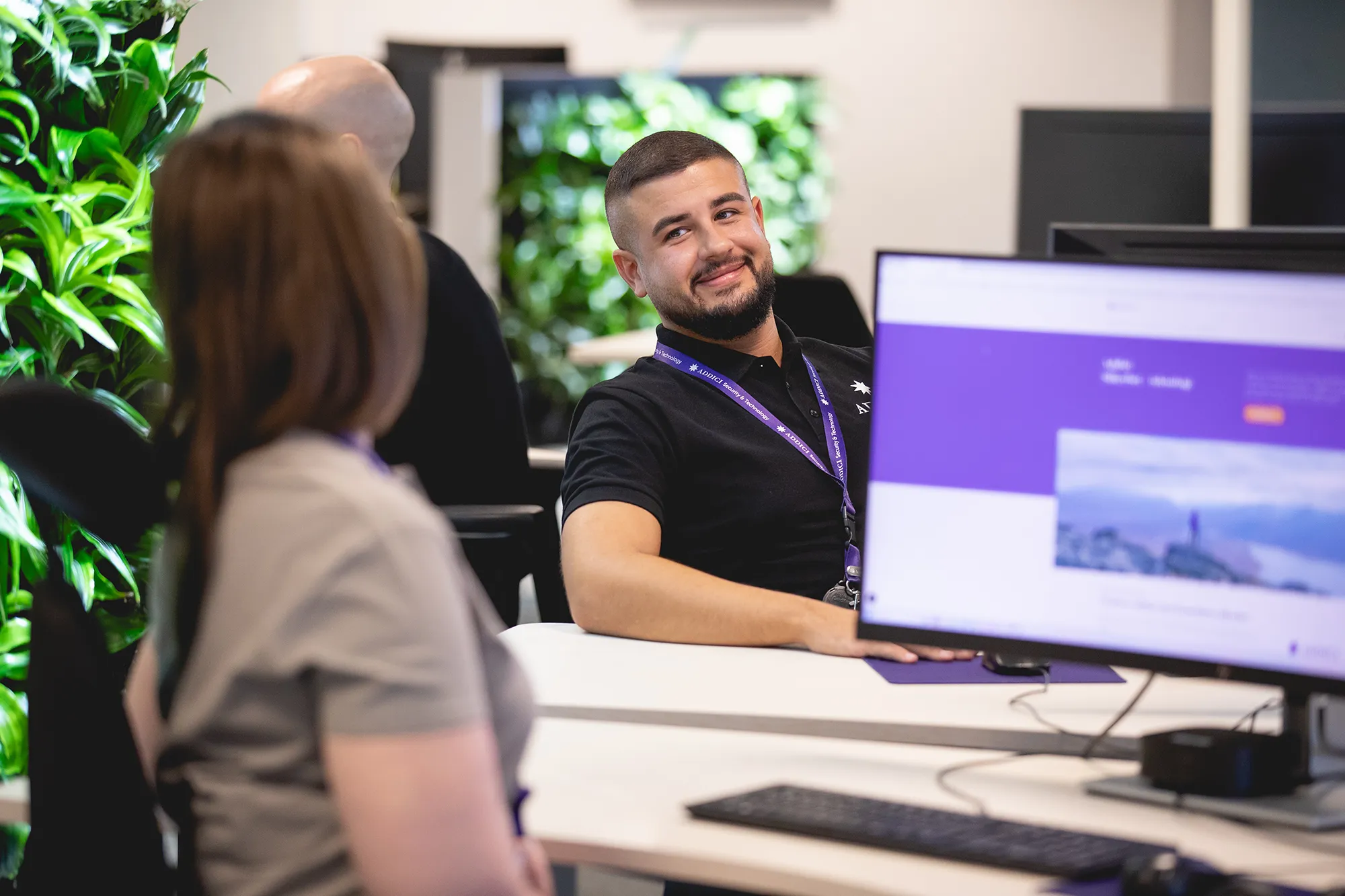 Några medarbetare på Addici sitter vid sina datorer i kontorsmiljö