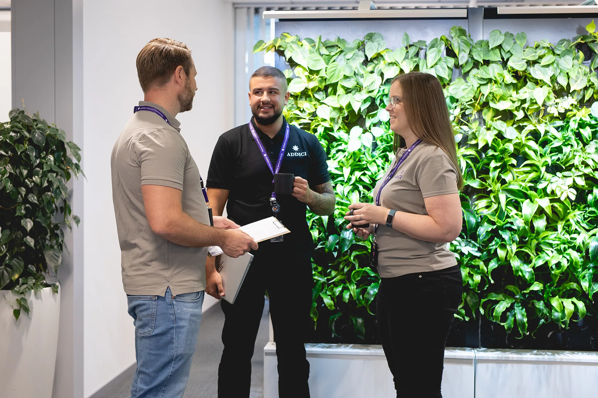 Säkerhetsvakt och väktare från Addici utanför en fastighet i Stockholm