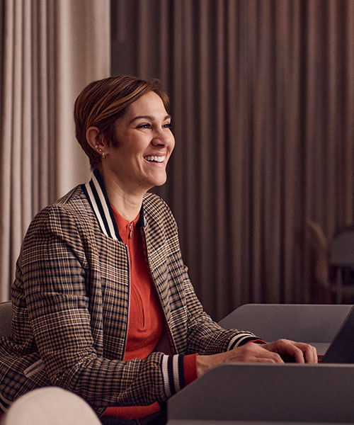 Säkerhetsledning och strategisk säkerhet – en kvinna vid en laptop