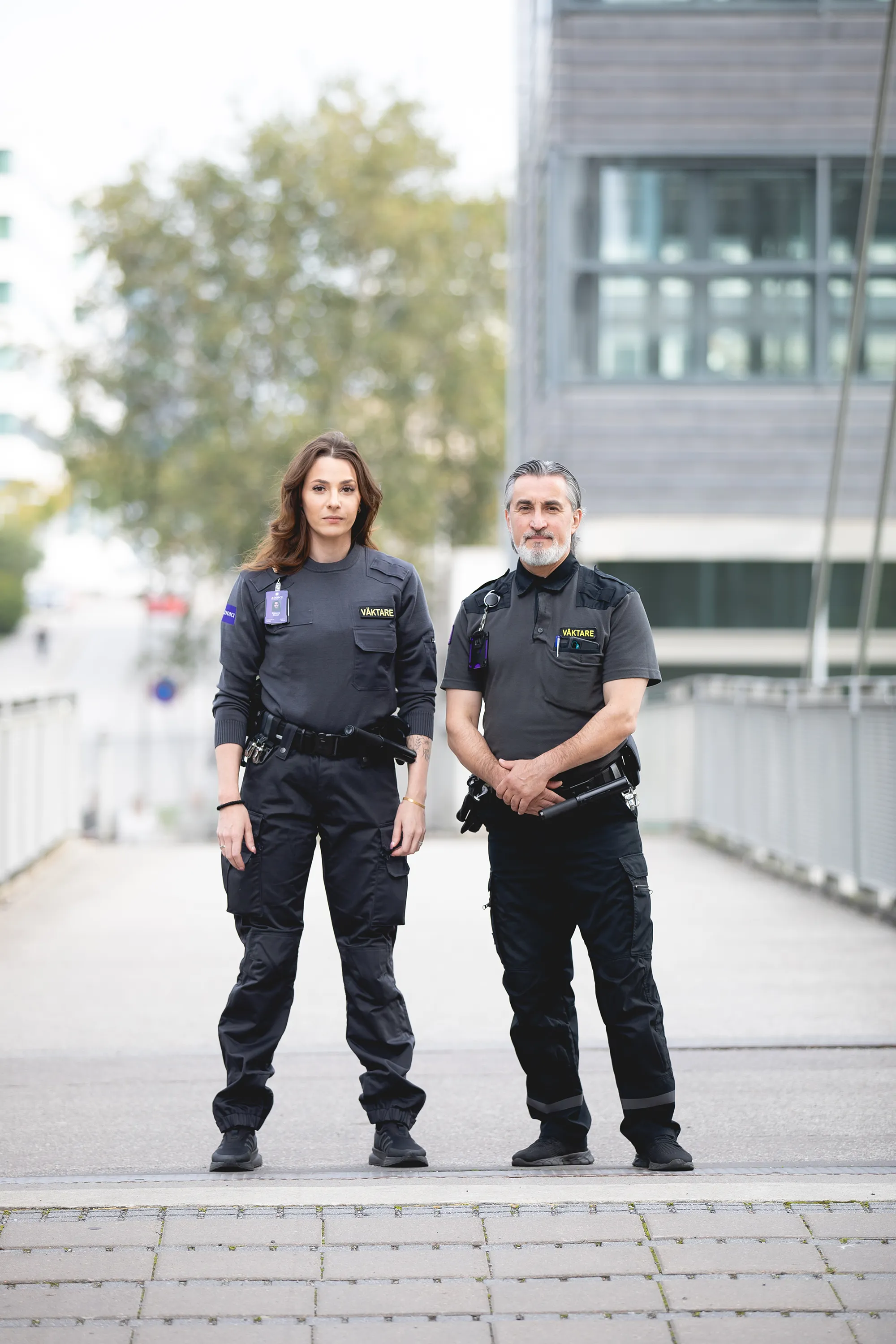 Två av Addicis väktare på en gångbro