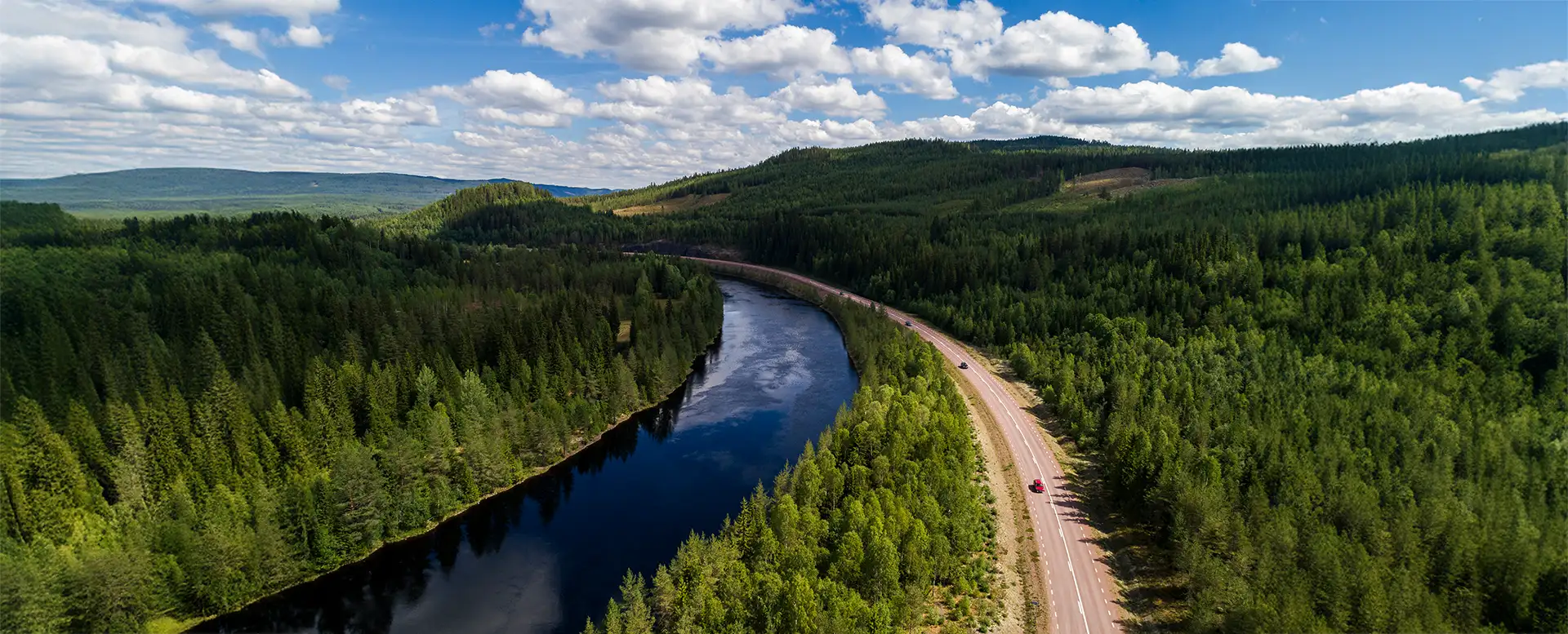 En bild på en väg och en flod i fjällmiljö