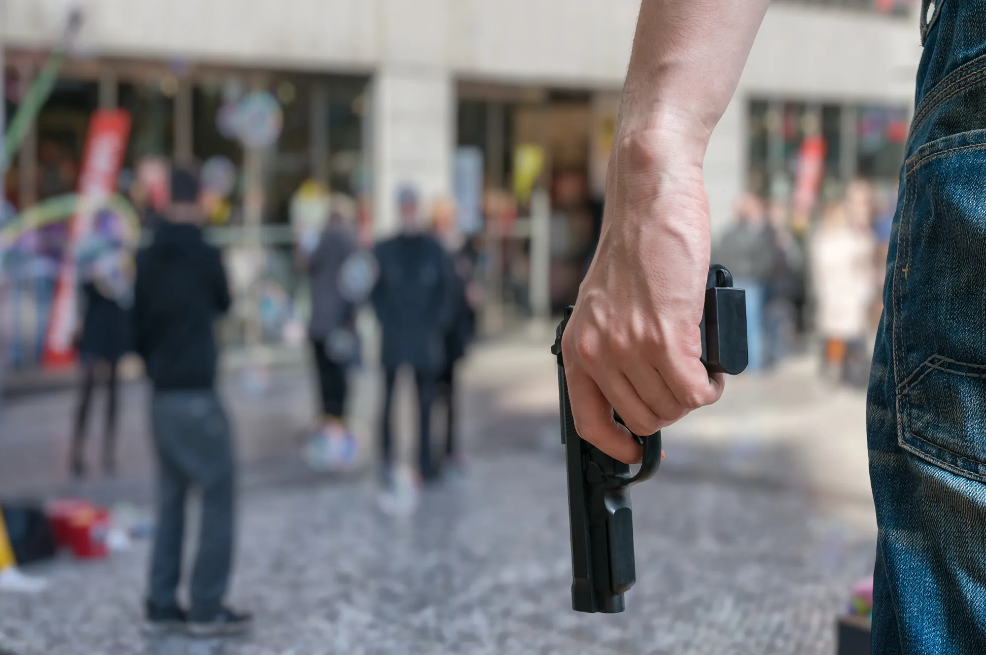 Person med skjutvapen på offentlig plats
