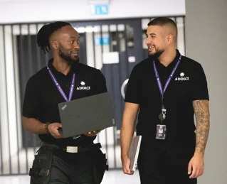 Två tekniker på Addici pratar