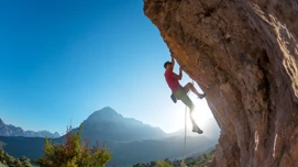 Person klättrar i berg