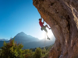 En person som klättrar på ett berg