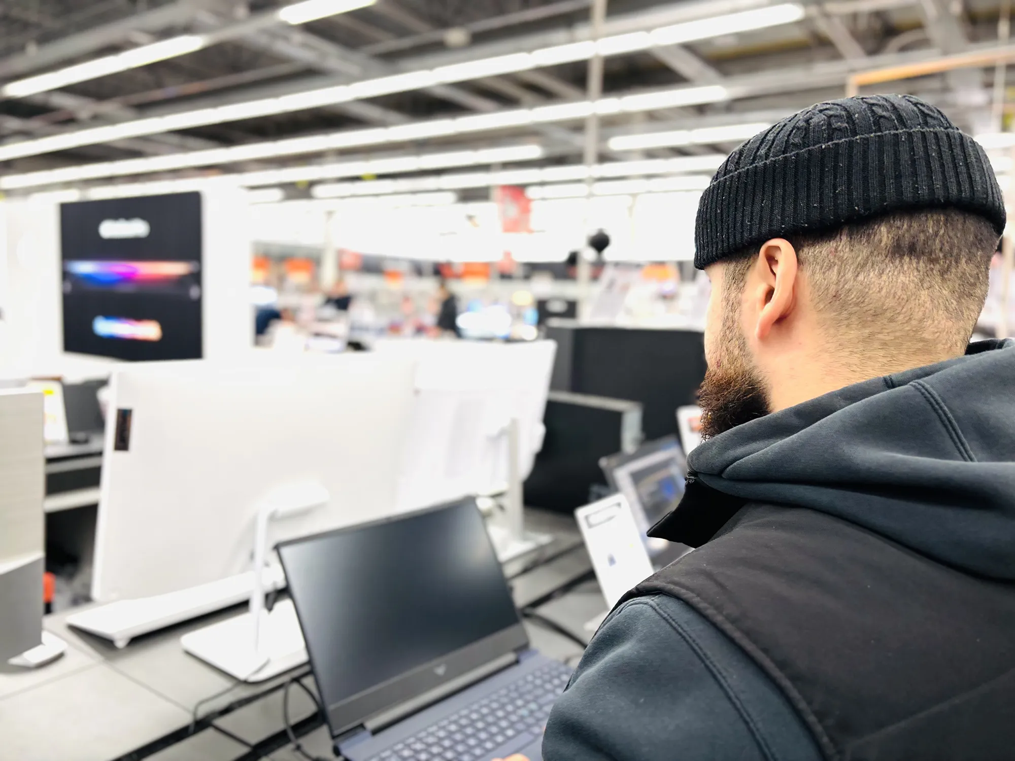 En civilklädd butikskontrollant från Addici bevakar en butik som säljer elektronik