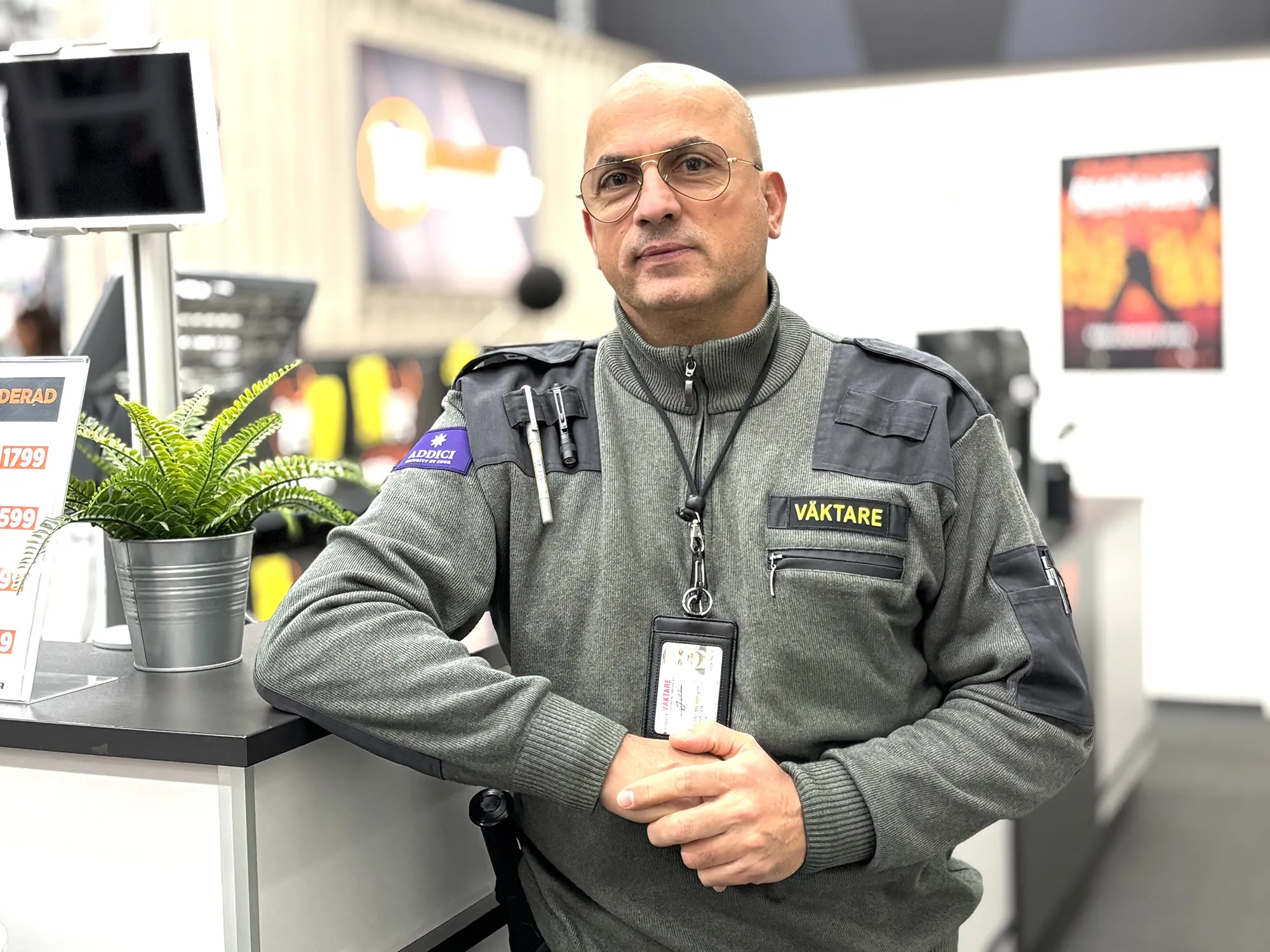 Johnny arbetar som ansvarig för skyddsvakter i Linköping